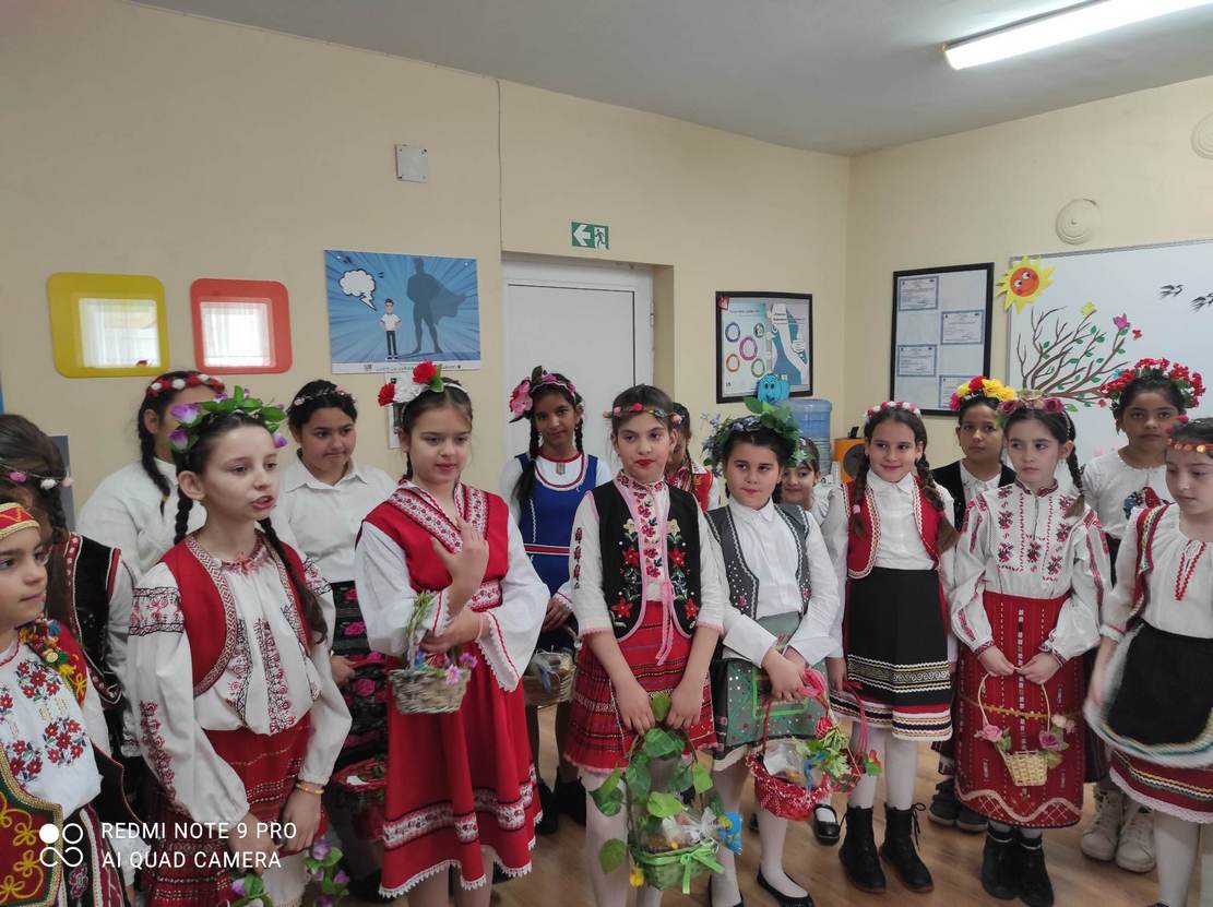 Чаровни лазарки благословиха екипа на Центъра за обществена подкрепа в Левски